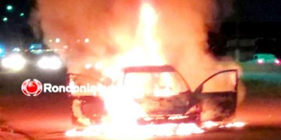 Carro é destruído durante incêndio em Porto Velho