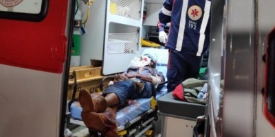Idoso é atacado com golpes de foice por seis pessoas e sobrevive