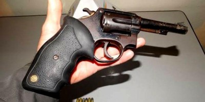 Dono de bar é preso armado após ameaçar matar mulher a tiros