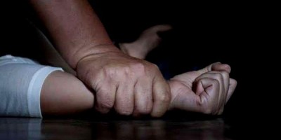 Jovem é estuprada por dois homens após marcar encontro por app de namoro