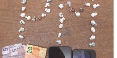 PM fecha boca de fumo em Jaru; traficante escondia droga no lixo do banheiro