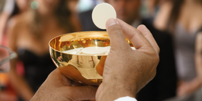 Ladrão invade igreja, joga as hóstias fora e foge com as taças