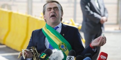 Bolsonaro faz piada com PIB usando humorista Carioca em entrevista e 'apoiadores' ofendem...