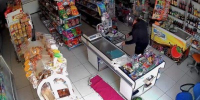 Câmera flagra homem roubando caixa de mercado em Vilhena; veja o vídeo