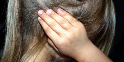 Para esconder estupro, pai obriga criança falar que órgão genital estaria inchado...