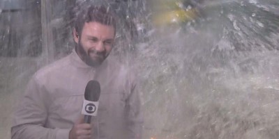 Ônibus dá 'banho' em repórter da Globo DF ao vivo; veja o vídeo