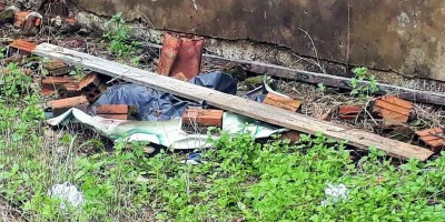 Corpo de mulher com cabeça esmagada é achado debaixo de lona em Ariquemes