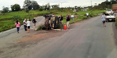 Viatura da PRF capota no Anel Viário de Ji-Paraná