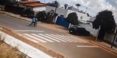 Câmera registra momento que bandidos jogam mãe e filha pra fora do carro durante roubo...