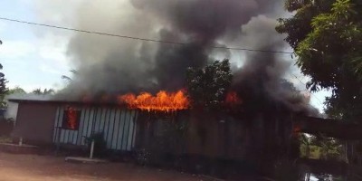 Casa é destruída pelo fogo em Nova Estrela