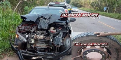 Carro fica destruído após ser atingido por pneu no trevo para Rolim de Moura na BR-364