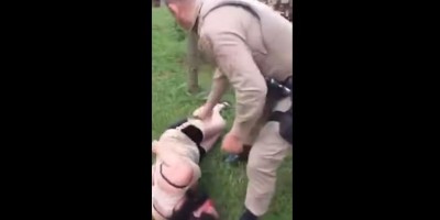 Durante abordagem, policial quebra a perna de mulher após dar uma rasteira; veja o vídeo