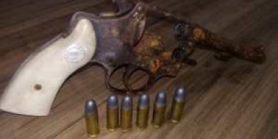 Trabalhador vai roçar mato e encontra arma de fogo jogada em Santa Luzia