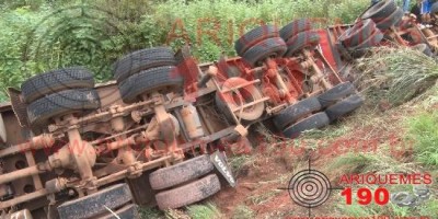 Carreta carregada de soja tomba na BR-364 e carga avaliada em R$ 60 mil é totalmente...