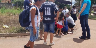 Colisão entre carro e moto deixa mãe e filho feridos em Rolim de Moura