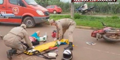 Duas mulheres ficam seriamente feridas após moto colidir na traseira de carro...