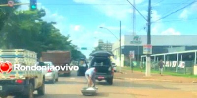 Caixão cai de dentro de carro funerário em Porto Velho: 'Não tá fácil nem pro...