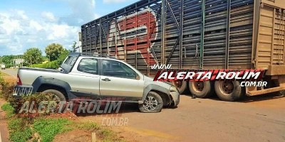 Carro roda na pista após motorista bater na traseira de caminhão boiadeiro na RO-010 em...