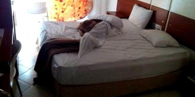 Mulher coloca GPS em carro e flagra marido com amante e travesti em motel