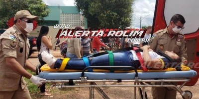 Mulher é socorrida pelos bombeiros após ser atingida por caminhonete em Rolim de Moura