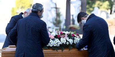 Devido ao confinamento, velórios na França são transmitidos por vídeo; na Itália,...