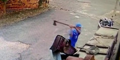 Homem mata funcionária de restaurante com machadadas; veja o vídeo