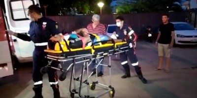 Motociclista atropela ciclista e quebra poste de energia ao meio na BR-364; veja o vídeo