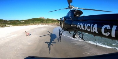 Polícia faz 'tempestade de areia' e espanta banhistas de praia em SC; veja o vídeo