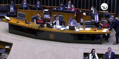 Bolsonaro diz que auxílio a informais pode chegar a R$ 600 durante pandemia; Câmara...