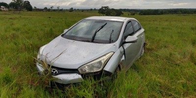 Mulher perde controle da direção e carro vai parar dentro de pasto próximo ao...
