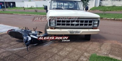 Colisão entre moto e caminhonete resulta em um ferido em Rolim de Moura