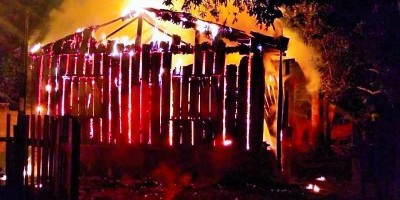 Casa abandonada é destruída pelo fogo durante a madrugada em Rolim de Moura; Veja o...