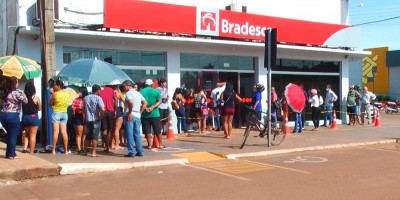 População forma filas em frente aos bancos em Rolim de Moura para receber salário