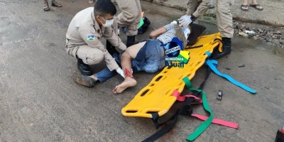Grave acidente de trânsito em Ji-Paraná deixa motociclista com fratura exposta na perna