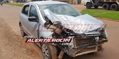 Idosa perde o controle de direção e bate carro em outro veículo estacionado em Rolim...