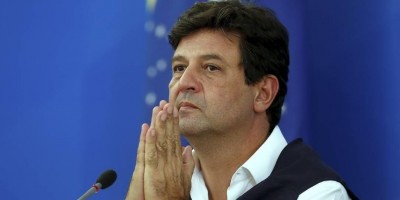 Após especulações, Mandetta se reúne com Bolsonaro e anuncia 'Médico não abandona...