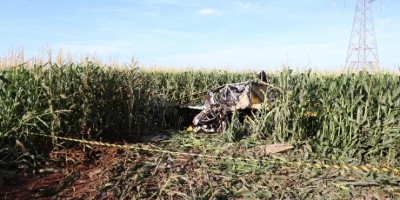 Avião pega fogo ao bater contra cabos de alta tensão e cair em fazenda no MT