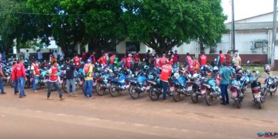 Mototaxistas protestam para retornar ao trabalho em Rolim de Moura