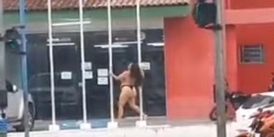 Mulher ignora coronavírus e é flagrada fazendo pole dance pelada em frente de...