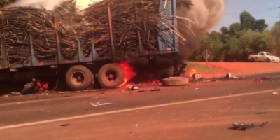 Motociclistas morrem carbonizados após acidente com caminhão, veja o vídeo
