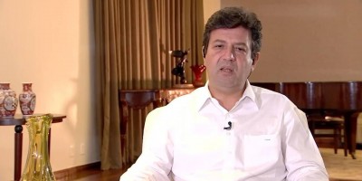 Brasileiro não sabe se escuta o ministro ou o presidente, diz Mandetta