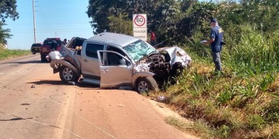 Acidente entre caminhonete, caminhão e van escolar deixa dois mortos e três feridos na...