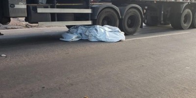 Motociclista morre cair embaixo de caminhão e ser arrastado por 100 metros no MT