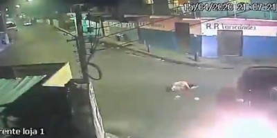 Criança é arremessada em calçada após violento acidente; Veja o vídeo