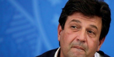Mandetta anuncia em rede social que foi demitido por Bolsonaro do Ministério da Saúde