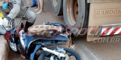 Motociclista é socorrida ao Hospital após caminhão passar em cima de moto em Rolim de...