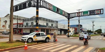 Durante tempestade, raio queima semáforo na Av. 25 de Agosto em Rolim de Moura