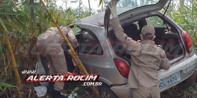 Motorista é socorrido pelos bombeiros após bater em buraco e sair da pista na RO-010 em...