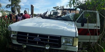 Motorista de F-1000 bate violentamente na traseira de caminhão, em Nova Brasilândia