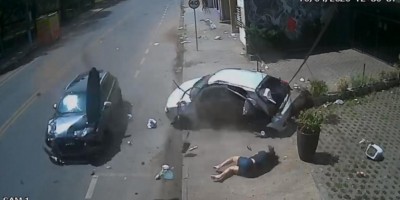 Vídeo mostra momento em que carro esportivo ‘esmaga’ Pálio e mulher é arremessada...